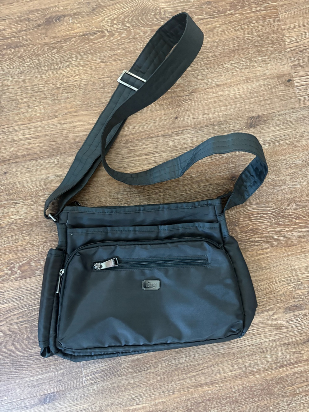 Lug Infinity Shimmy Crossbody Black with Side Water Bottle Pocket VGC  10.5x8.5”